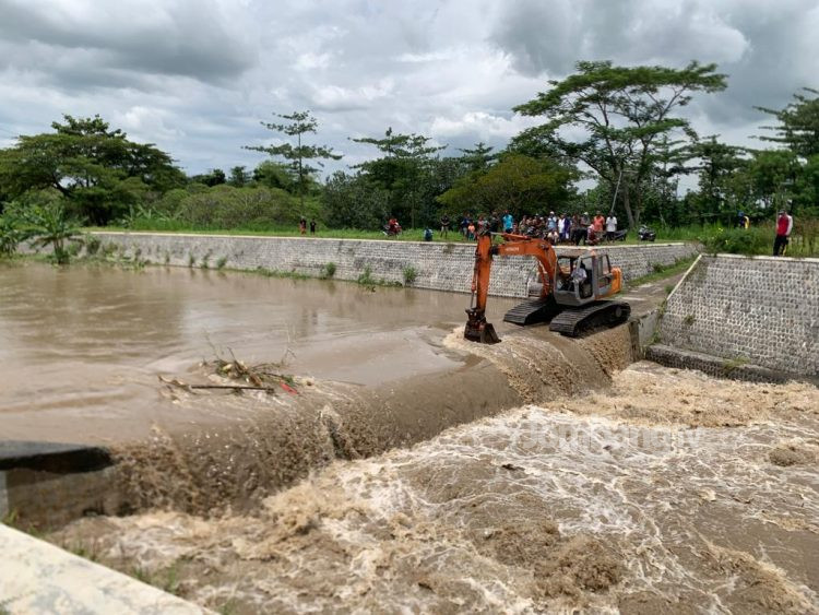Berpotensi Timbulkan Banjir, PUPR Jombang Berhasil Evakuasi Sampah yang Sumbat Sabo Dam Sungai Konto