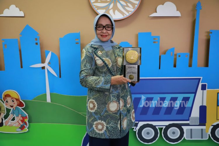 Pemkab Jombang Kembali Terima Penghargaan Adipura Kategori Kota Sedang