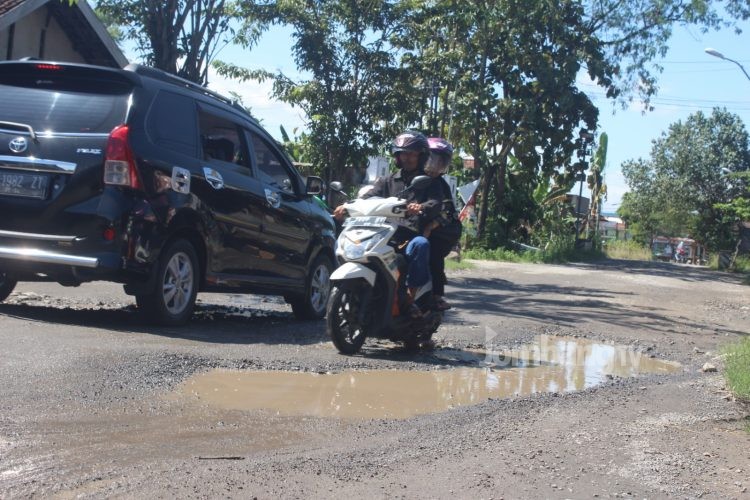Proyek Rehabilitasi Jalan Ruas Kabuh-Tapen Tinggal Tanda Tangan Kontrak