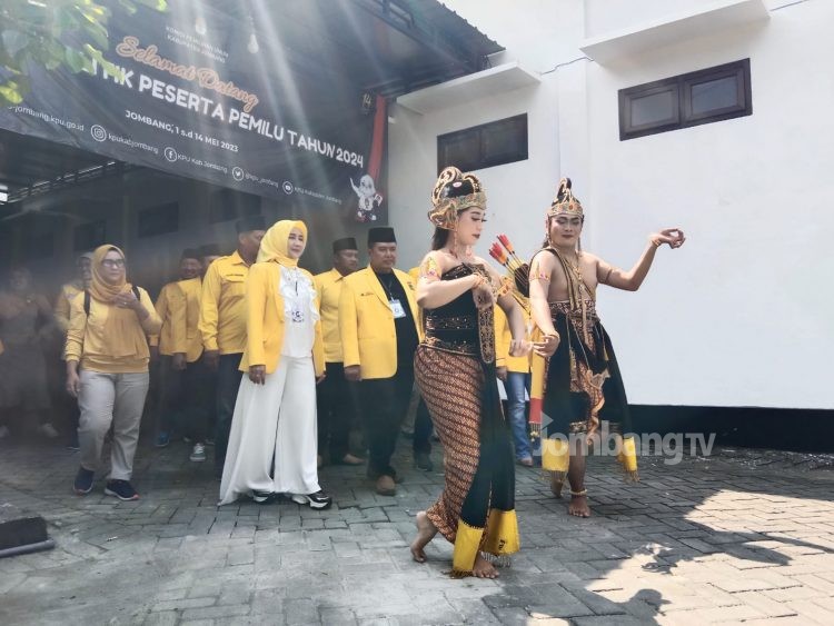 Rama dan Shinta Kawal Bacaleg Golkar Daftar Ke KPU
