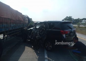 Pecah Ban, Innova Tabrak Truk di Tol Jombang