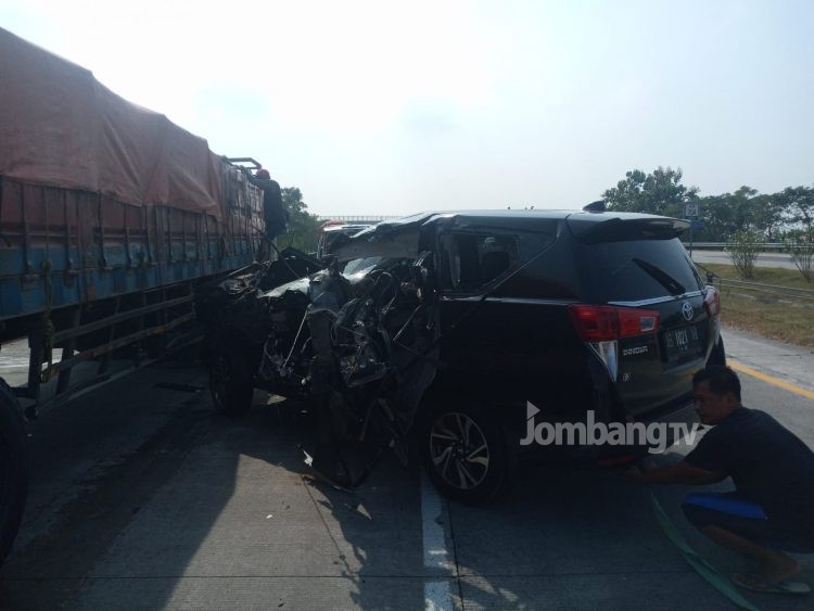 Pecah Ban, Innova Tabrak Truk Di Tol Jombang – Jombang TV