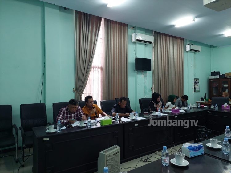 Komisi D RDP dengan Dinsos dan Kabag Hukum