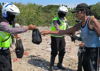 Idul Adha, Pemulung di Jombang Sumringah Terima Daging Kurban Dari Polisi