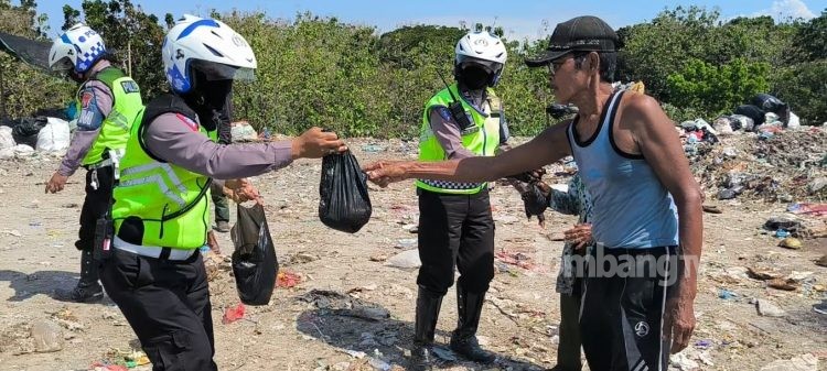Idul Adha, Pemulung di Jombang Sumringah Terima Daging Kurban Dari Polisi