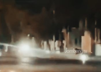 Viral, Geber Motor di Depan Polres Jombang, Pemuda Dilempar Kursi