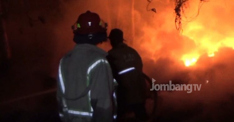 Lupa Matikan Sisa Pembakaran, Tempat Usaha Barang Bekas Terbakar