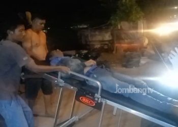 Pecah Ban Tabrak Trotoar, Pengendara Motor Terkapar