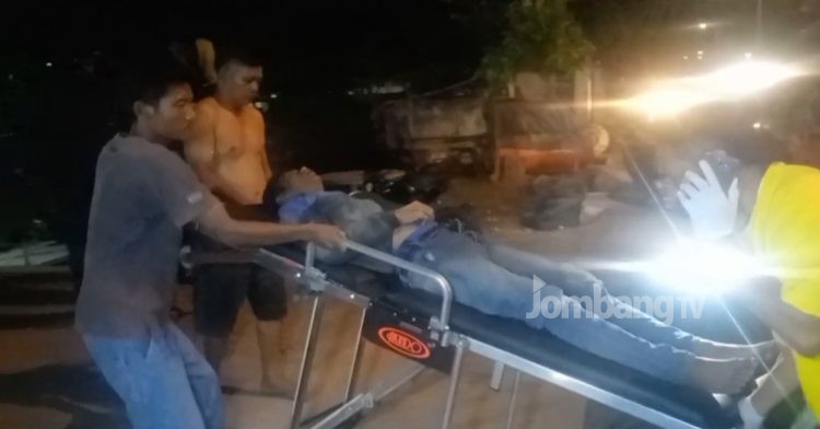 Pecah Ban Tabrak Trotoar, Pengendara Motor Terkapar