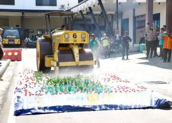 Polres Jombang Musnahkan Ribuan Botol Miras Hasil Operasi Jajaran