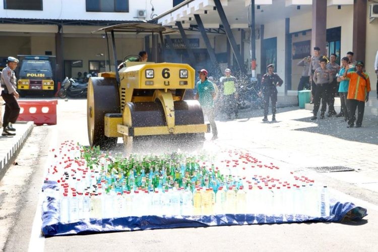 Polres Jombang Musnahkan Ribuan Botol Miras Hasil Operasi Jajaran
