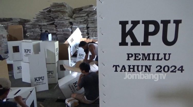 Efisiensi Waktu KPU Jombang Mulai Rakit Kotak Suara