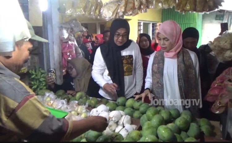 Akhiri Safari Politik di Jatim, Atikoh Ganjar Blusukan di Jombang
