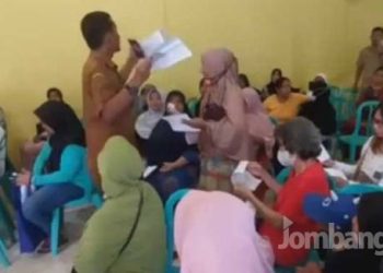 Warga Jombang Tercekik Kenaikan Pajak PBB