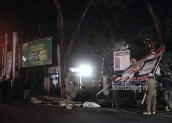 Alat Peraga Kampanye di Jombang Mulai Dibersihkan