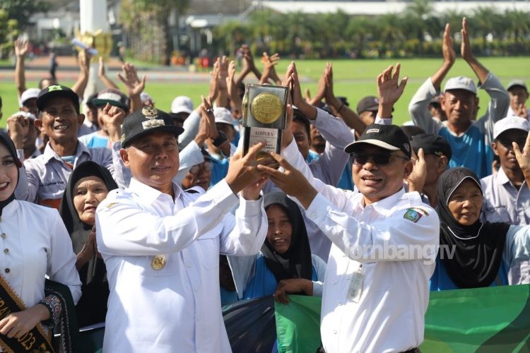 Piala Adipura HPSN Diarak Keliling Kota Jombang