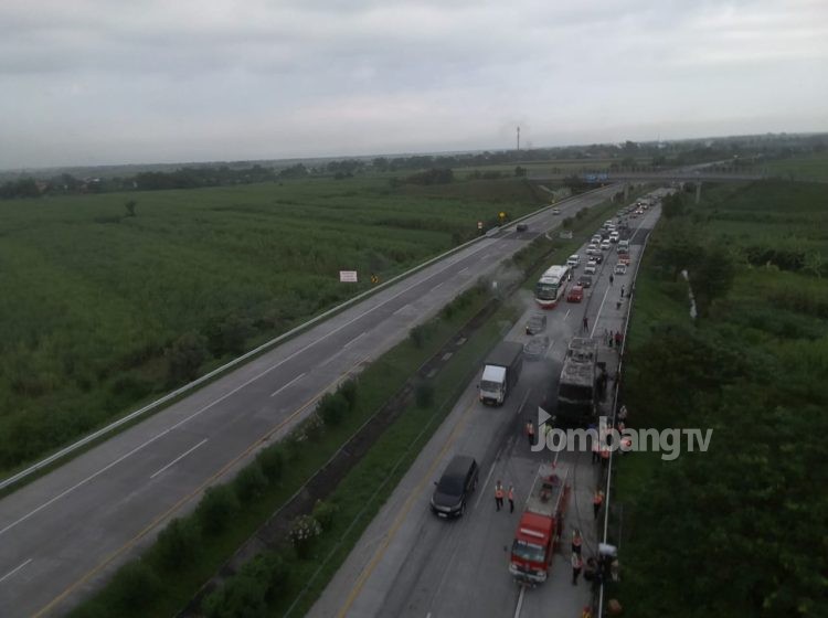 Pecah Ban Bus Pahala Kencana Hangus Terbakar di KM 705 A Tol Jomo