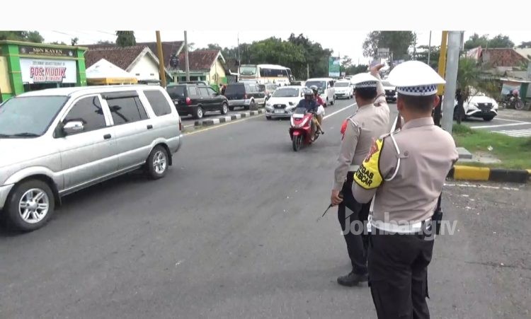 Hari H Lebaran Pemudik Padati Jalur Arteri dan Exit Tol Bandarkedungmulyo