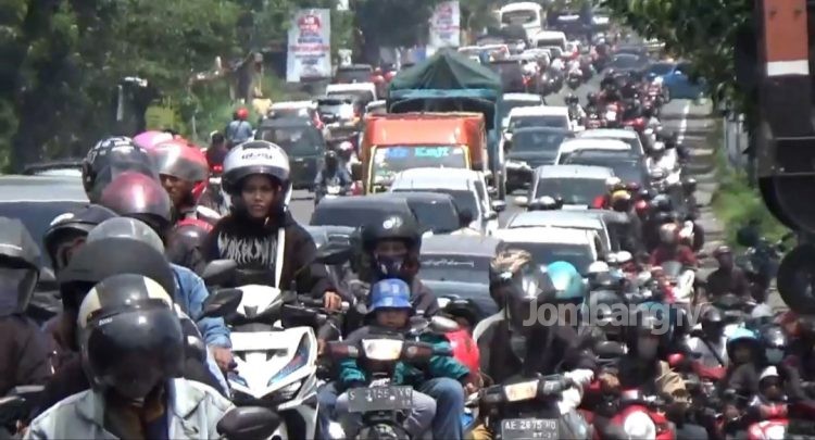 Lebaran Hari Keempat Arus Balik Jalur Arteri Jombang Padat Merayap