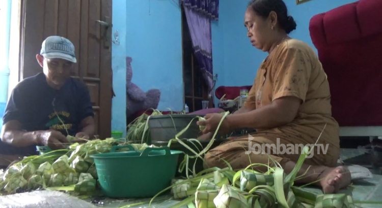 Cuan Berlipat Usaha Ketupat, Sehari Bisa Produksi 15 Ribu Ketupat