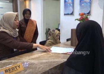 Berkebaya Ala Kartini, Polisi di Jombang Berikan Pelayanan SIM Sepenuh Hati