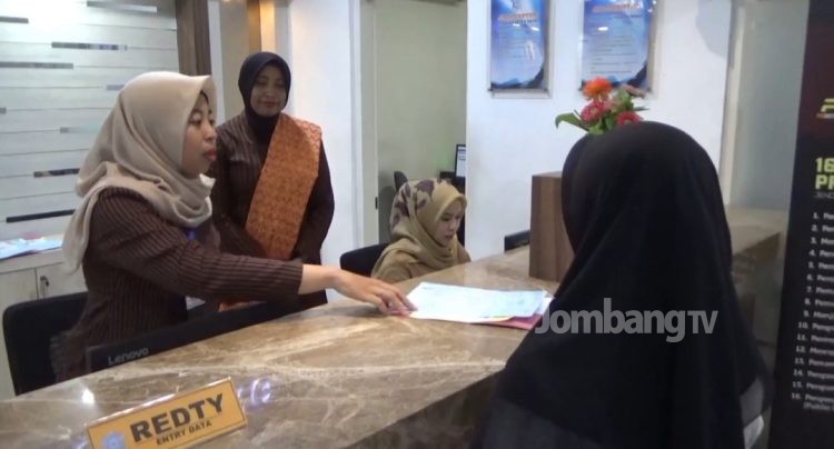 Berkebaya Ala Kartini, Polisi di Jombang Berikan Pelayanan SIM Sepenuh Hati