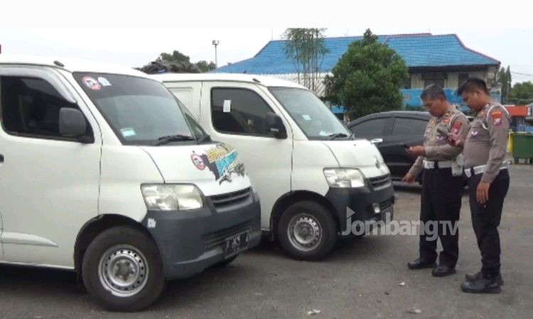 Lima Kendaraan Terlibat Tabrakan Beruntun di Flyover Peterongan