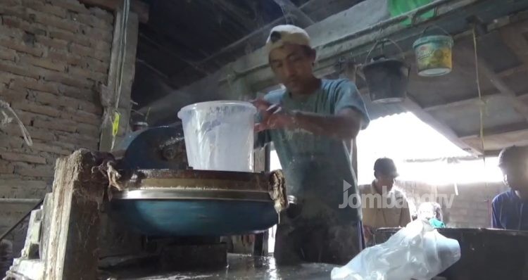 Jasa Penggilingan Daging Kurban Diserbu Warga