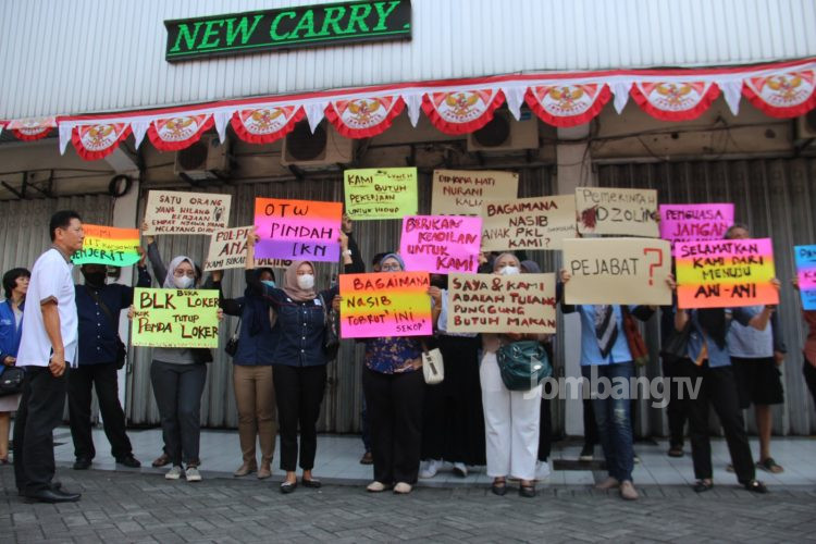 Karyawan Ruko Simpang Tiga Gelar Aksi Unjukrasa