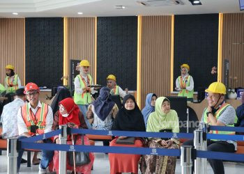 Hari Pelanggan Nasional, BRI Jombang Kejutkan Nasabah Dengan Memakai Kostum Pekerja Proyek