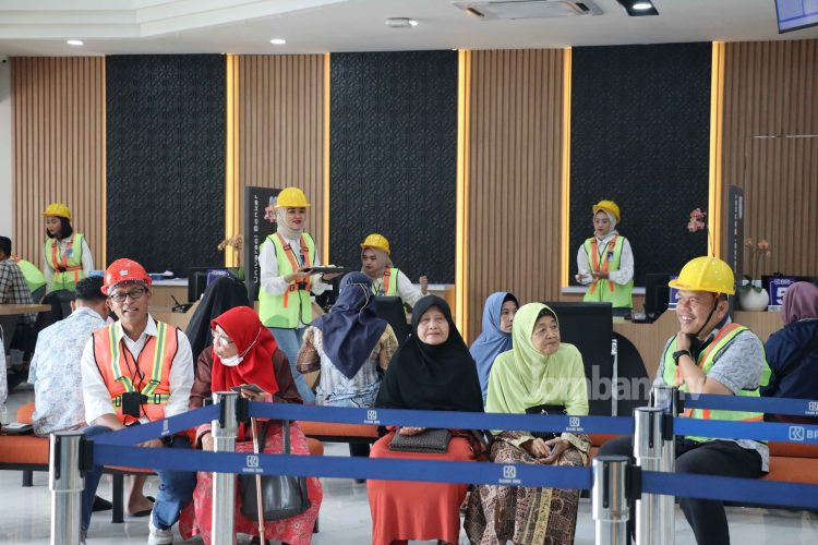 Hari Pelanggan Nasional, BRI Jombang Kejutkan Nasabah Dengan Memakai Kostum Pekerja Proyek