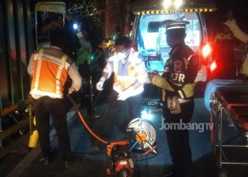 Truk Boks Pengangkut Paket, Tabrak Truk Gandeng di Tol Jombang. Dua Orang Luka Berat