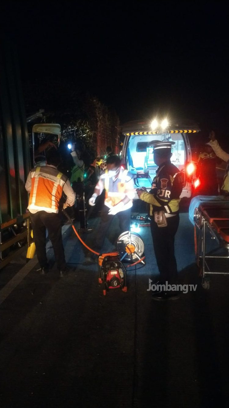Truk Boks Pengangkut Paket, Tabrak Truk Gandeng di Tol Jombang. Dua Orang Luka Berat
