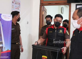 Kejaksaan Negeri Jombang Geledah Bank UMKM BPR Jatim dan Perumda Panglungan