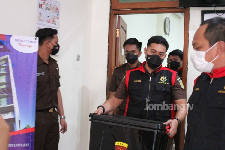 Kejaksaan Negeri Jombang Geledah Bank UMKM BPR Jatim dan Perumda Panglungan