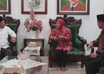 Jelang Pilgub, Risma Ziarahi Makam Para Pendiri NU di Jombang