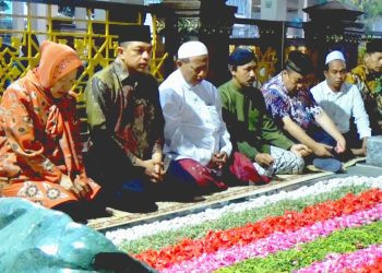 Jelang Pilgub, Risma Ziarahi Makam Para Pendiri NU di Jombang