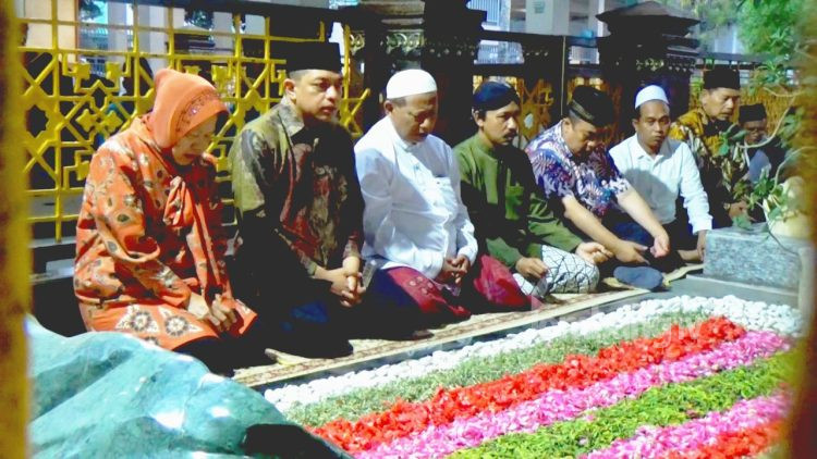Jelang Pilgub, Risma Ziarahi Makam Para Pendiri NU di Jombang