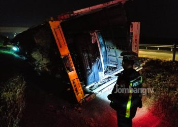 Angkut 4 Mobil Baru, Sebuah Truk Terguling di Tol Jombang