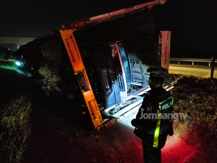 Angkut 4 Mobil Baru, Sebuah Truk Terguling di Tol Jombang