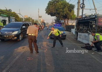 Dua Pemuda Tewas Usai Motornya Tabrak Truk Parkir