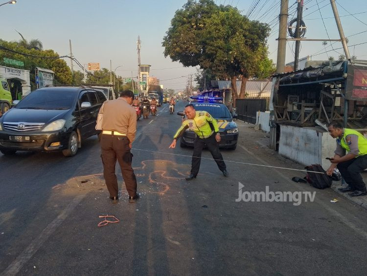 Dua Pemuda Tewas Usai Motornya Tabrak Truk Parkir