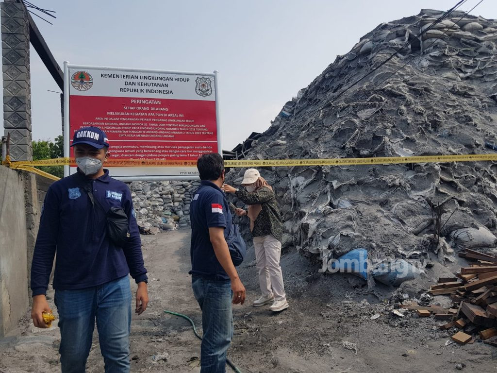 Sejumlah petugas Ditjen Gakkum KLHK dan DLH Jombang melakukan penyegelan pabrik Limbah B3, di Jogoroto