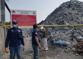 Sejumlah petugas Ditjen Gakkum KLHK dan DLH Jombang melakukan penyegelan pabrik Limbah B3, di Jogoroto