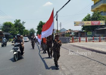 Napak Tilas, Sahabat Ansor Banser Jombang Kirab Merah Putih Raksasa Sepanjang 300 Meter