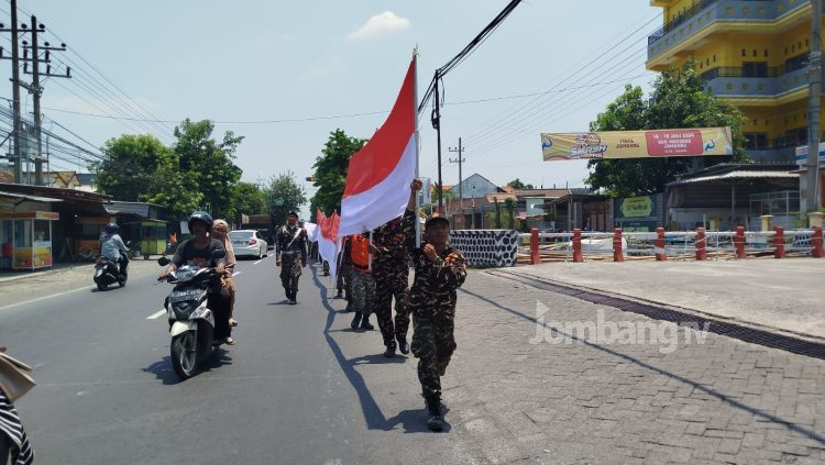 Napak Tilas, Sahabat Ansor Banser Jombang Kirab Merah Putih Raksasa Sepanjang 300 Meter