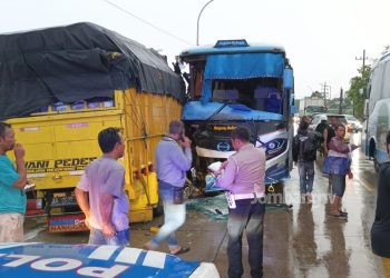 Diduga Nekat Nyalip, Bus Sugeng Rahayu Hantam Dua Kendaraan di Jombang
