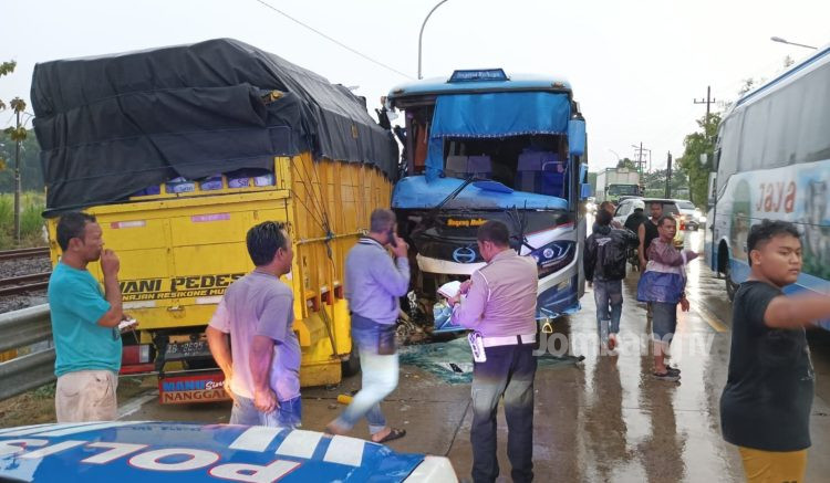Diduga Nekat Nyalip, Bus Sugeng Rahayu Hantam Dua Kendaraan di Jombang