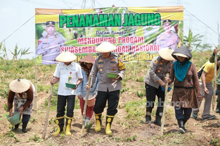 Polres Jombang Tanam Jagung di Lahan Kosong Seluas 12 Hektare
