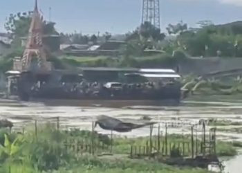 Terlilit Sampah, Perahu Penyebrangan Sungai Brantas di Jombang Hanyut